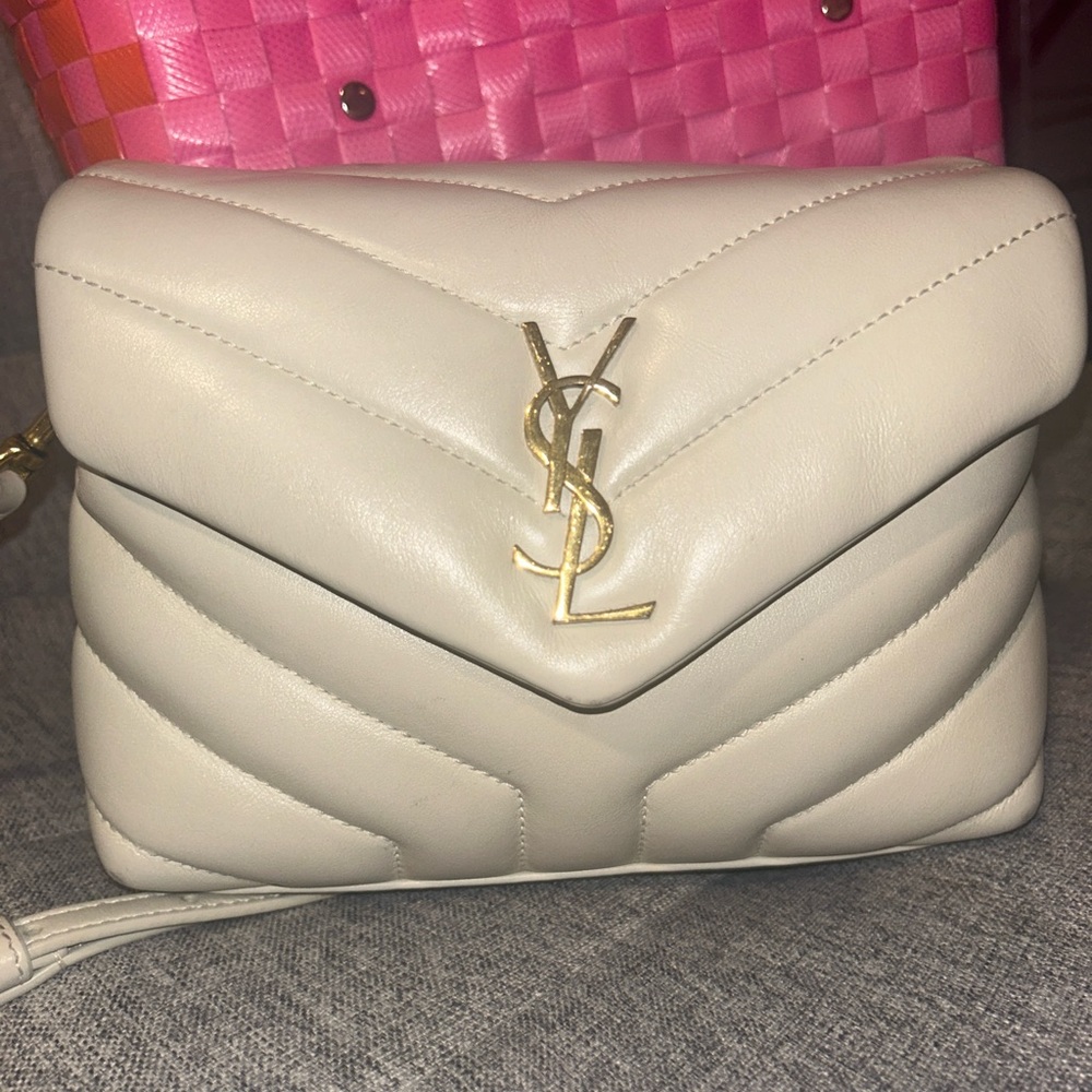 Saint Laurent
Saint Laurent LouLou Toy Logo Plaque Shoulder bag